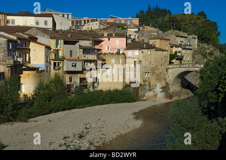 Die Gallo-römische Brücke, die die mittelalterlichen Teile von Vaison La Romaine und moderne verbindet. Der Provence. Frankreich Stockfoto