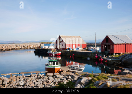 Hafen Sie in einem kleinen Fischerdorf mit Fischerbooten auf die Insel Grip in Norwegen Stockfoto