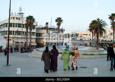 Vier Frauen in Djellabahs zu Fuß entfernt auf der Grand Socco Main square Tanger Marokko Stockfoto