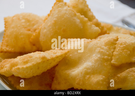 Zypriotischen Stil Gebäck gefüllt mit Halloumi-Käse Stockfoto