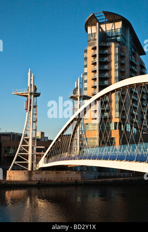 Die Lowery Kunstgalerie und Millennium heben Fußgängerbrücke Manchester Ship Canal Salford Quays Manchester UK Stockfoto