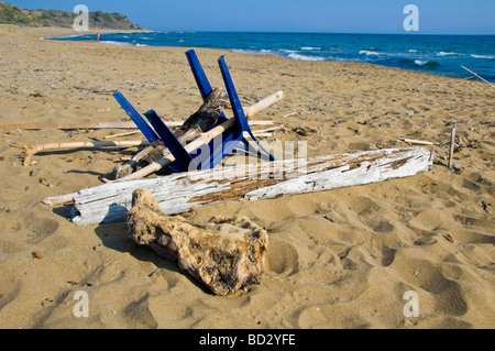 Treibgut Müll und Drift Holz angespült Mounda Strand in der Nähe von Skala auf der griechischen Mittelmeer Insel von Kefalonia Griechenland GR Stockfoto