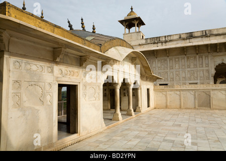 Khas Mahal, das Rote Fort, Agra, mit Wänden, die mit geschnitzten Reliefs geschmückt. Agra, Indien. Stockfoto