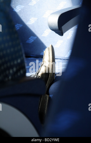 Mannes Schuh auf Zug Sitz Stockfoto