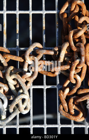 alte rostige Kette auf Metall Pier im Hafen auf dem Seeweg Stockfoto