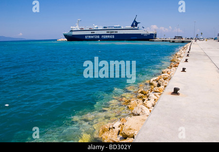 Strint-Lines Fähre nach Killini angedockt am Hafen von Poros auf der griechischen Insel Kefalonia Griechenland GR Stockfoto