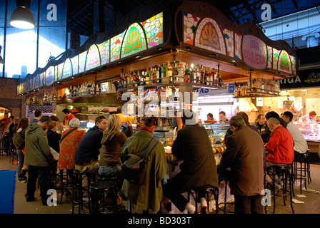 Die Menschen essen in der Bar Boqueria Essen im Mercat de Sant Josep de la Boqueria in der Ciutat Vella Bezirk von Barcelona, Katalonien, Spanien Abschaltdruck Stockfoto