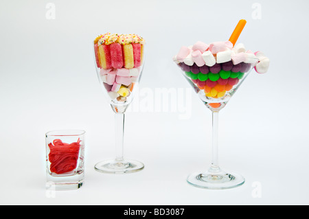 Still Life künstlerische Aufnahmen aus einer Mischung von verschiedenen Süßigkeiten in verschiedenen Profilgläser vor einem weißen Hintergrund Stockfoto