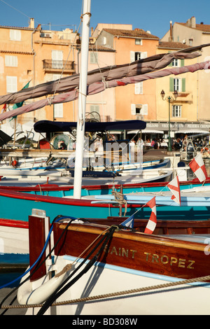 Traditionelle Fischerboote im Hafen von St Tropez Provence Alpes Côte d Azur Frankreich Stockfoto