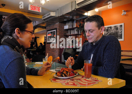 Menschen essen Poutine in la Banquise Restaurant Montreal Stockfoto