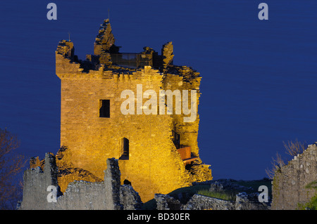 Urquhart Castle bei Dämmerung Loch Ness Highlands Schottland U K Stockfoto