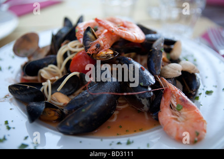 Spaghetti allo Scoglio - Frucht Meeresspaghetti mit roter Soße, Garnelen, Muscheln, Jakobsmuscheln und Muscheln Stockfoto