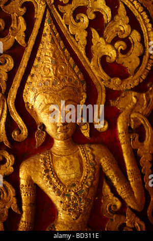 Detail des Schnitzwerks innerhalb Wat Mai, Luang Prabang, Laos Stockfoto