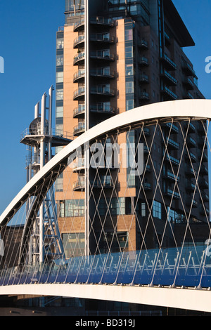 Die Lowery Kunstgalerie und Millennium heben Fußgängerbrücke Manchester Ship Canal Salford Quays Manchester UK Stockfoto