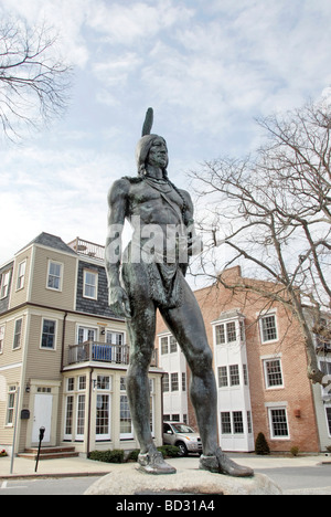 Statue von Massasoit, großen Sachem der Wampanoag, Beschützer und Bewahrer der Pilger (1621) in Plymouth, Massachusetts Stockfoto