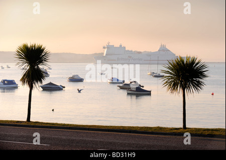 EIN BRITTANY FERRIES SCHIFF VERLASSEN POOLE HAFEN CHERBOURG BEI SONNENUNTERGANG AUS SANDBÄNKEN IN DER NÄHE VON BOURNEMOUTH 2008 UK Stockfoto