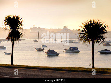 EIN BRITTANY FERRIES SCHIFF VERLASSEN POOLE HAFEN CHERBOURG BEI SONNENUNTERGANG AUS SANDBÄNKEN IN DER NÄHE VON BOURNEMOUTH 2008 UK Stockfoto