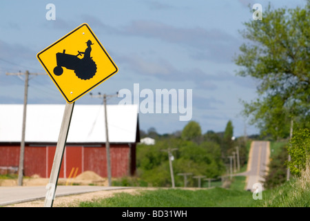 Traktor überqueren Straßenschild in Sauk County Wisconsin USA Stockfoto