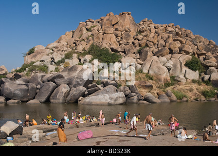 Menschen waschen und die Wäsche in einem Fluss, Hampi, Indien Stockfoto