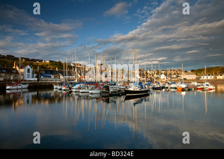 Dämmerlicht und stilles Wasser im Hafen von Findochty auf den Moray Firth in Schottland, Großbritannien Stockfoto