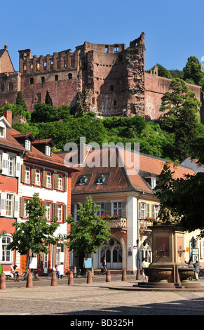 Ein Blick auf die alte Heidelberger Schule und die Burgruine von Heidelberg in Deutschland Stockfoto