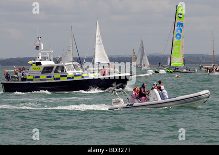 MOD Polizeistreife Boot The Geoffrey Rackham im Gange in The Solent während der Regatta Cowes Week südlichen England UK Stockfoto