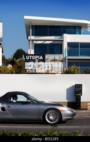 EIN SPORT AUTO GEHT EINE BEZAHLUNG UND DISPLAY PARKAUTOMAT AUßERHALB EINER IMMOBILIENENTWICKLUNG NAMENS UTOPIA AUF SHORE ROAD, IN DER NÄHE VON SAN Stockfoto