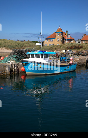 Boot vor Anker im Hafen Beadnell, Northumberland, Nordostengland, UK Stockfoto