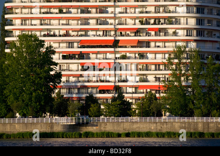 Ein Wohnblock, stammt aus den 70er Jahren in Vichy (Allier - Frankreich). Immeuble Résidentiel des Années 70, À Vichy (Frankreich). Stockfoto