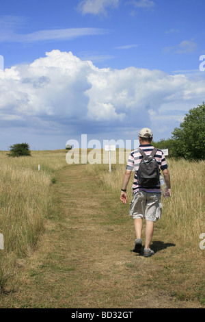 Rambler zu Fuß auf einen öffentlichen Weg durch den Royal St. George's Golf Club, beschäftigen uns in Kent Stockfoto