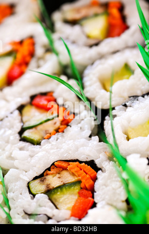 Tablett mit sortierten Sushi Vorspeisen hautnah Stockfoto