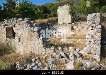 Ruinen der Villa am Hang zerstört durch Erdbeben 1953 im alten Skala auf der griechischen Insel Kefalonia Griechenland GR Stockfoto