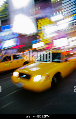 Gelben Taxis am Times Square NYC bei Nacht Stockfoto