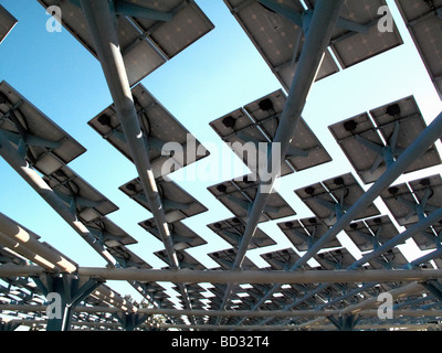 Erstellen von Schatten auf dem Dach Sonnenkollektoren Stockfoto