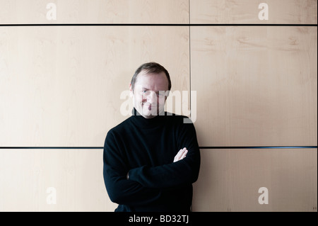 50 Jahre alter Mann Wand gelehnt Stockfoto