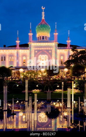 Nimb Brasserie beleuchtet in der Nacht, ein Hotel und Restaurant im Vergnügungspark Tivoli Gärten, Kopenhagen, Dänemark. Stockfoto