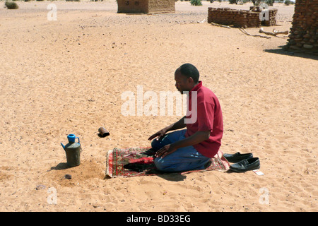 Nubien-Sudan-Gebet in der westlichen Wüste Stockfoto