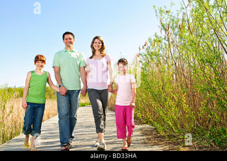 Porträt der glückliche Familie von vier zu Fuß auf der Promenade Stockfoto