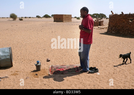 Nubien-Sudan-Gebet in der westlichen Wüste Stockfoto