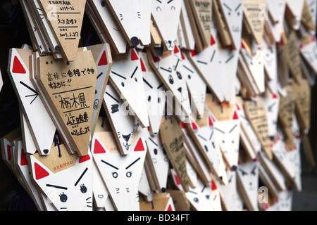 Kleine hölzerne Plaques im Fushimi Inari-Taisha. Kyoto. Kansai. Japan Stockfoto