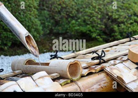 Shishi Odoshi. Bambus-Brunnen im Fushimi Inari-Taisha. Kyoto. Kansai. Japan Stockfoto