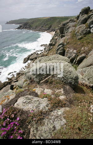 Dorf von St Levan, England. Blick auf die Klippen, Blick nach Westen von Porthcurno Bay. Stockfoto