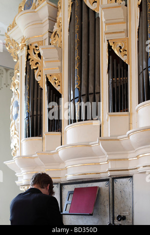 Organist spielt die Orgel in der Kirche Weltewitz, Sachsen; der Orgelbauer war Johann Jacob Donati Stockfoto