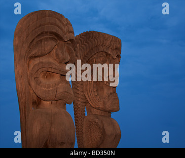 Federgottes Vormund Holzstatuen in Hawaii Stockfoto