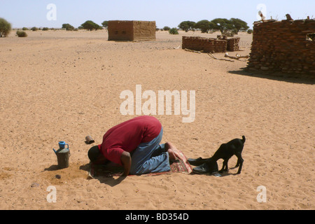 Nubien-Sudan-Gebet in der westlichen Wüste Stockfoto