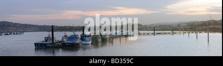 Panoramablick über Boote auf dem Fluss Medway Rochester, Kent, England bei Sonnenuntergang Stockfoto