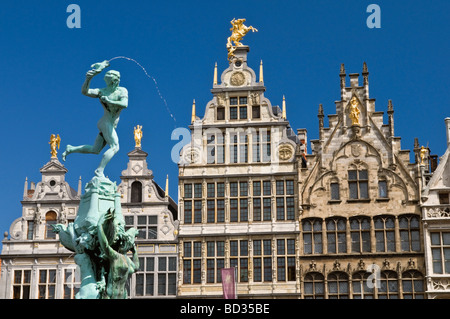 Brabo-Brunnen und Zunfthäuser Grote Markt Antwerpen-Belgien Stockfoto