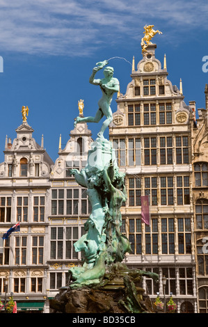 Brabo-Brunnen und Zunfthäuser Grote Markt Antwerpen-Belgien Stockfoto