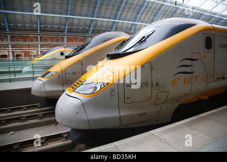 Eurostar-Züge stehen auf einer Plattform in St. Pancras International Station, London, UK Stockfoto