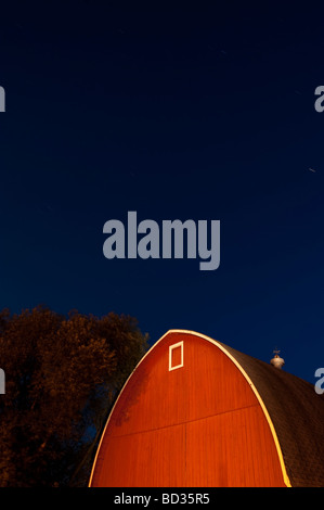 EINE LEICHTE GEMALTEN SCHEUNE IM LÄNDLICHEN WISCONSIN Stockfoto